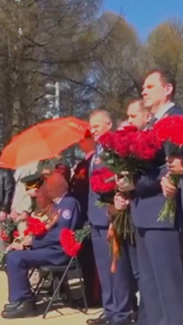 Ветер тихо, качает знамёна!