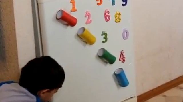 Развивающие цилиндры на холодильнике.