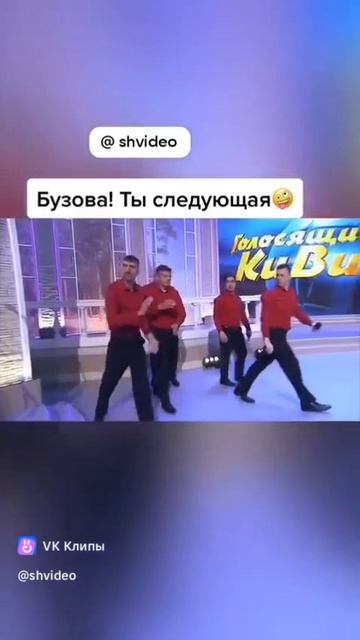 певица вылетела из сцены😂😂😂