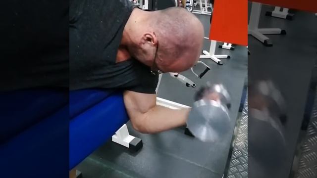 Сгибание рук с гантелью на скамье Скотта