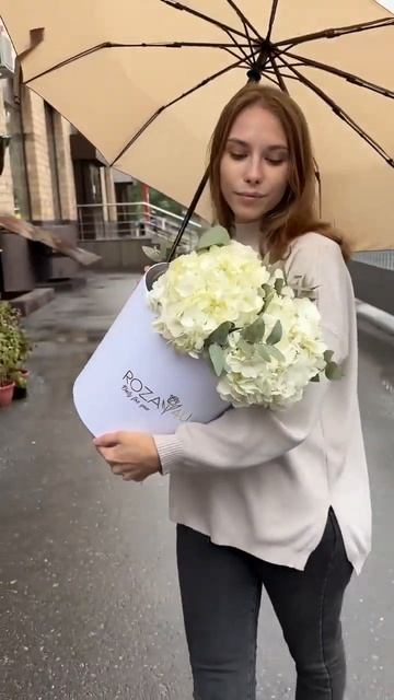 3 белые гортензии с эвкалиптом в коробке #цветымосква #