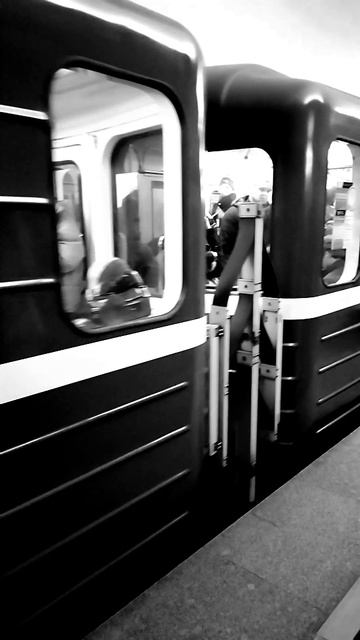 Прибытие поезда метро, декабрь 2023, ч/б.