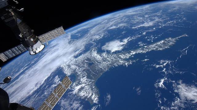 Вид на Землю ночью из космоса / View of Earth from space. Spacewalk / ISS online