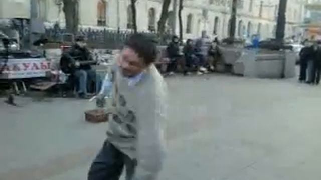 танец с костылём.mp4