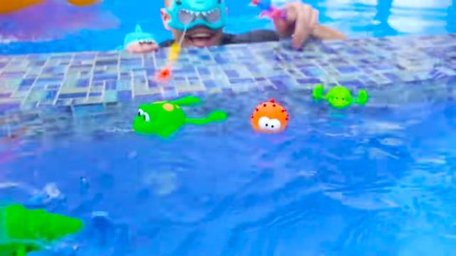Мистер Макс Max and Katy play Toy fishing
