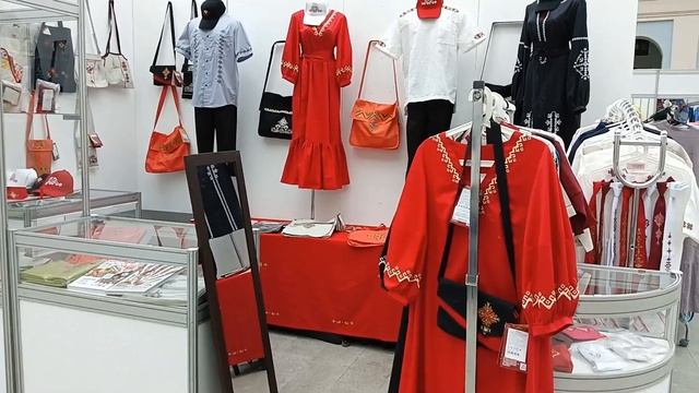 УНИКАЛЬНАЯ РОССИЯ #москва #гостиныйдвор #современнаяживопись #фарфор #handmade #украшения #куклы