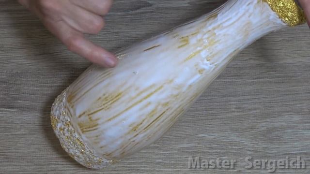 I took a bottle and applied glue and it turned out something unique! It will change your idea of