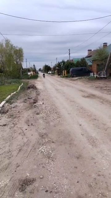сестра учится кататься но мотоцикле