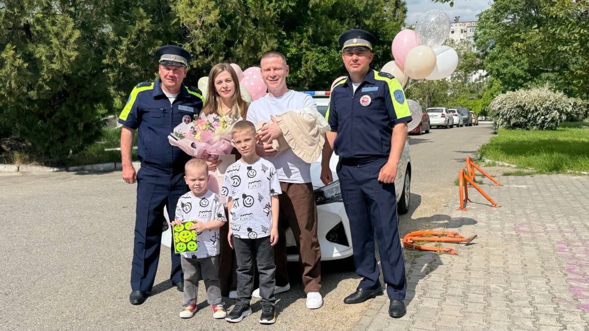 Инспекторы ДПС Новороссийска встретили из роддома маленькую Викторию и ее маму, которым помогли