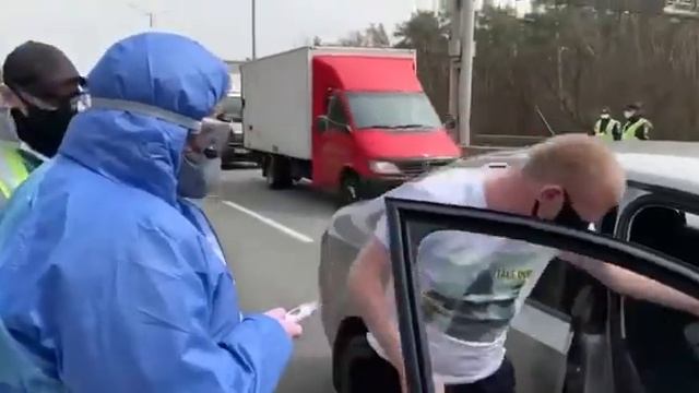 На въезде в Киев измеряют температуру