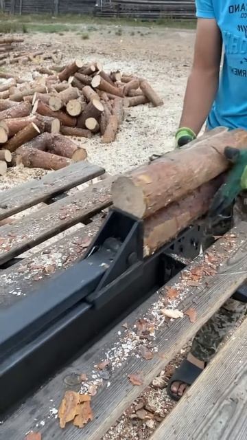 This is the process of cutting firewood easily #shorts