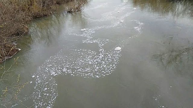Рыбачу с моста весной в половодье.Можно поймать очень много разной рыбы,главное правильно рыбачить