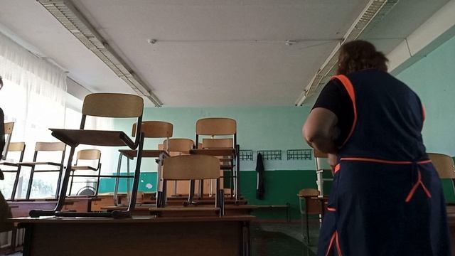 Престарелая бабушка и ее любимая работа.Трудно зато честно.Дай бог дожить до пенсии .