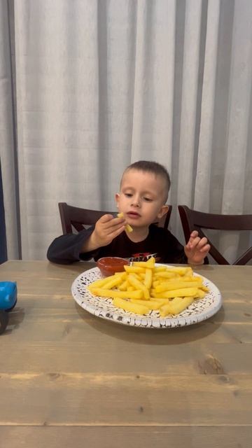 Володя ест картофель фри в кафе «Брат Бурят», г. Хабаровск. Володе 3,9 года.