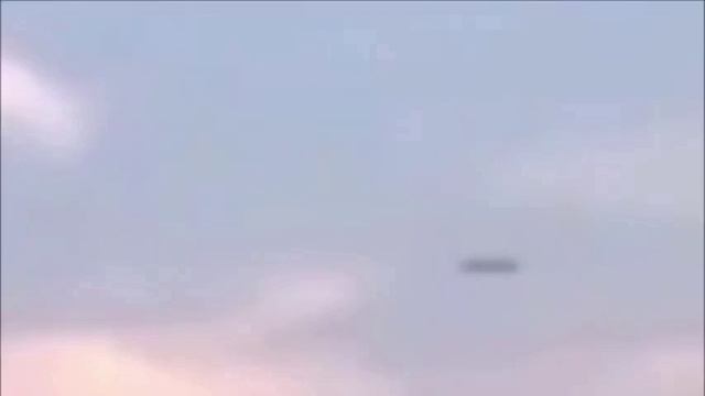 НЛО пересекает курс боинга.Видео из Британии