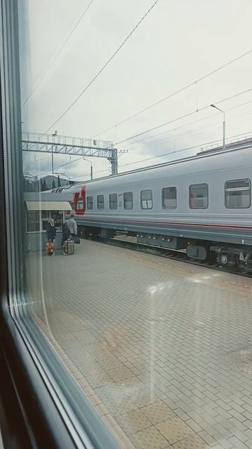 2ЭС4К  с пассажирским поездом с сообщением Москва-Санк?