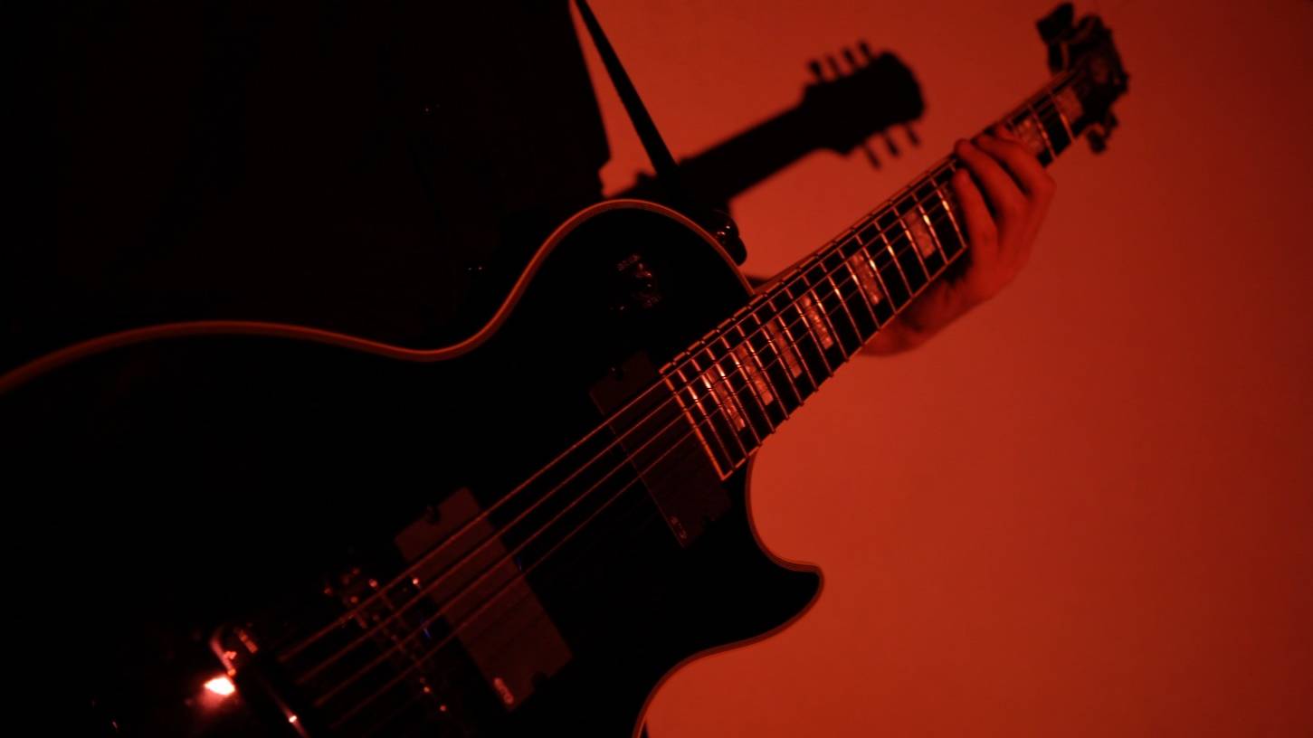 Играю на гитарке | Playing guitar