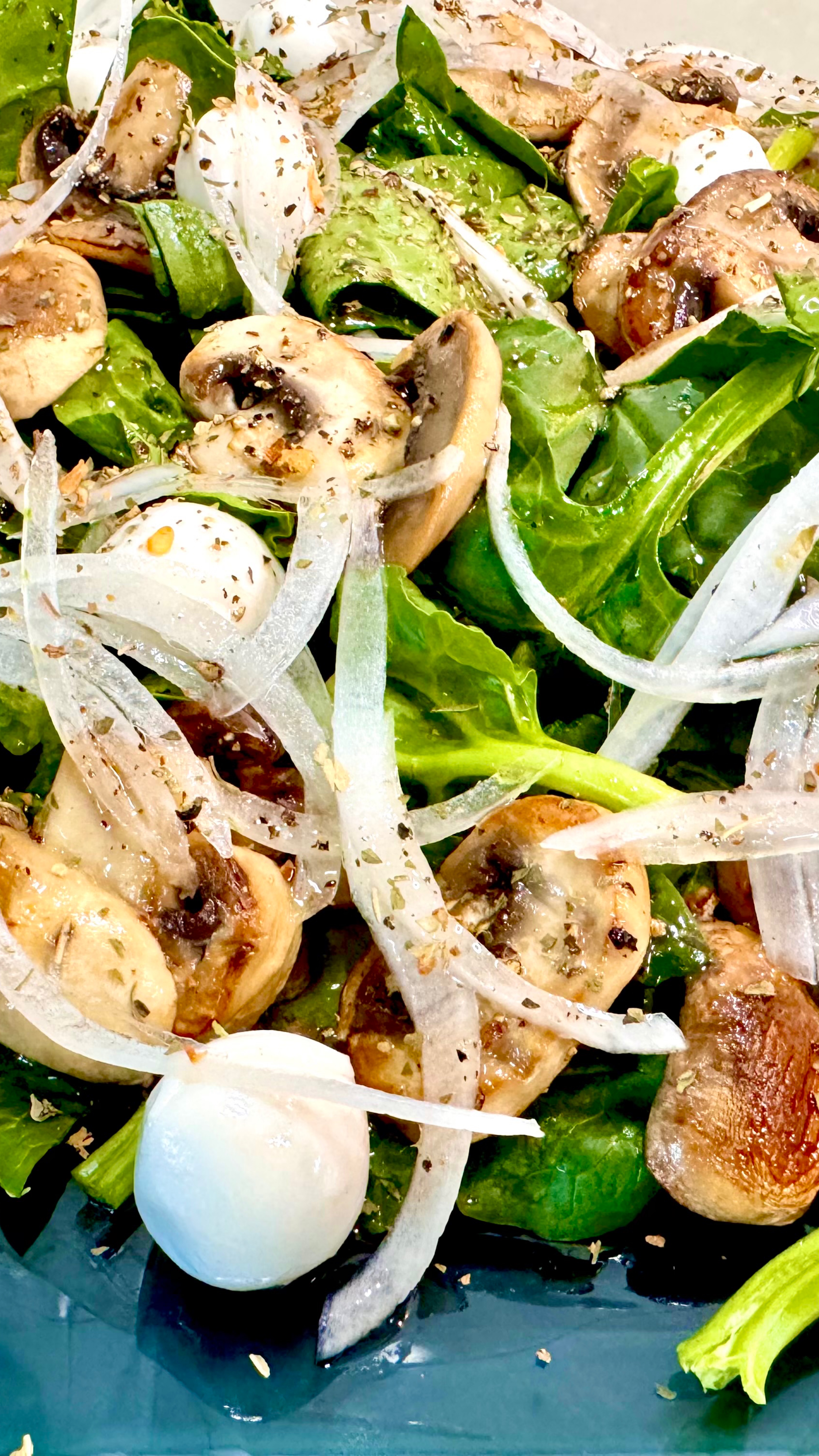 Праздничный салат с шампиньонами, моцареллой и зеленью!