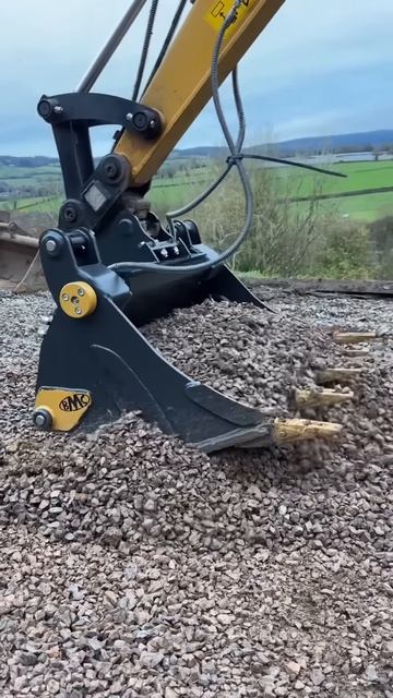 This is how an excavator lifts small rocks #shorts