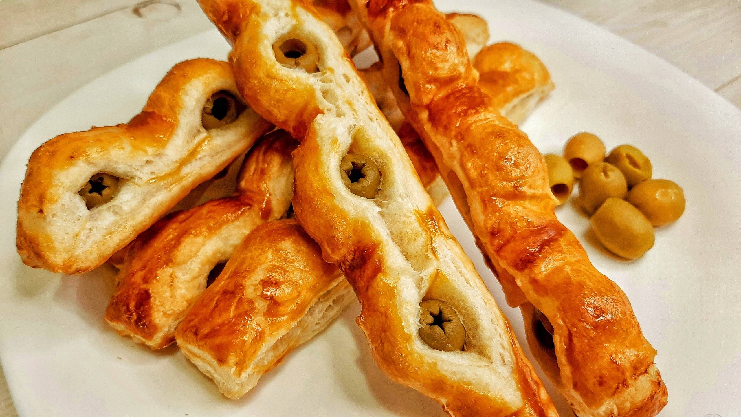 Слоеные палочки с оливками. Быстрая и простая закуска.