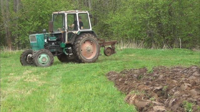 юмз 4х4 пашет участок