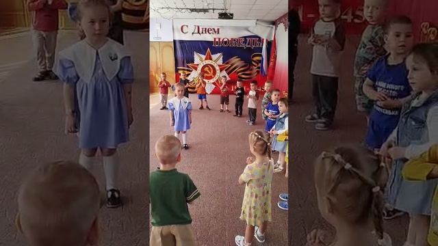 Поздравление с днём рождения в детском саду, водят хоровод, поздравляют именинницу. Каравай-каравай.