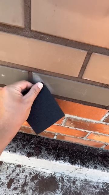 👷♂️ Удаляем белые пятна с кирпича. #облицовка #стро