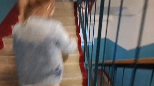 Подкидыши БЕЗДОМНЫЕ ЩЕНКИ В ПОДЪЕЗДЕ 😢...
