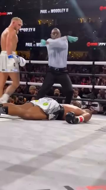 Jake Paul daha önce eski UFC şampiyonu Tyroon Woodley’i böyle nakavt etmişti