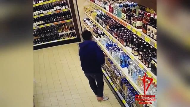 В Коломне поймали мужчину, который бесцеремонно воровал алкогольные напитки