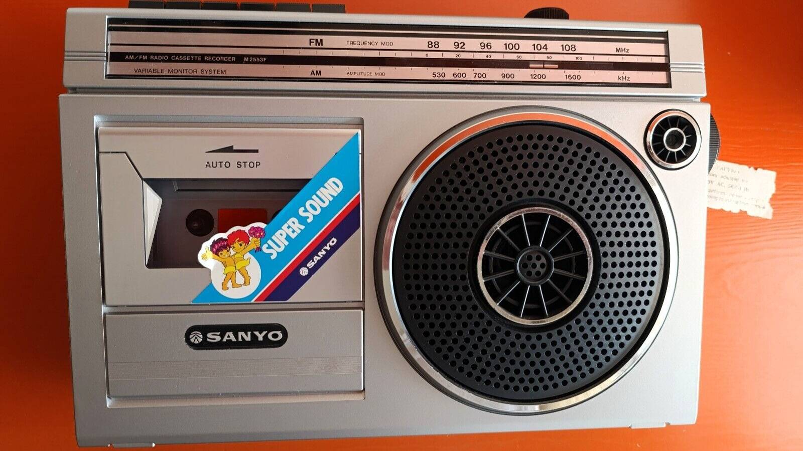 Винтажный портативный кассетный радиомагнитофон SANYO M2553-1980-год