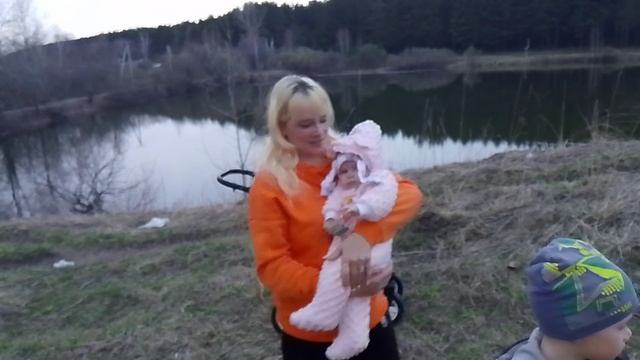 Жгем костер чтоб по жарить шашлыки,купаты и пойманную мной рыбу в озере