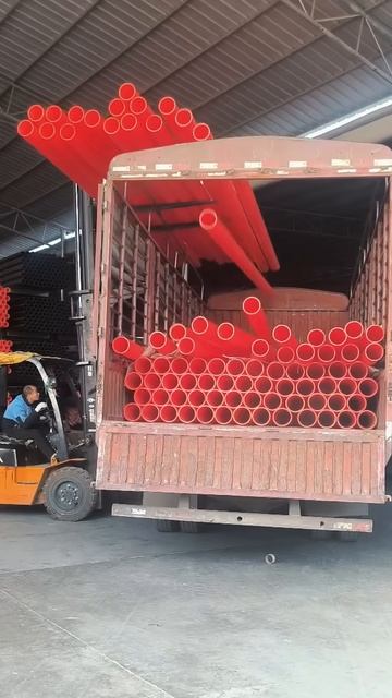 The process of inserting the pipe into the transport car #shorts