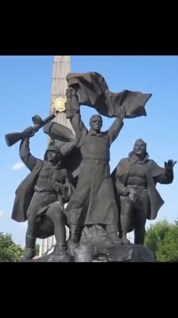 Ожившие скульптуры.