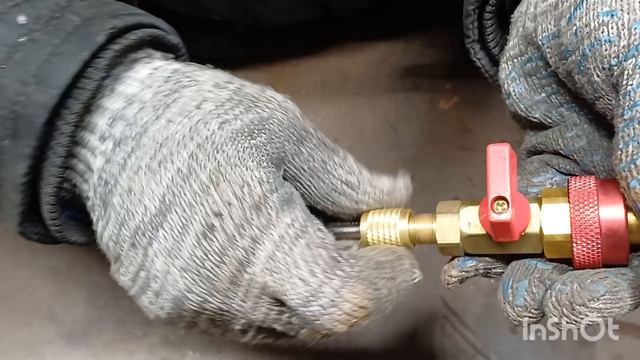 Замена нипеля в системе автокондиционера под давлением.