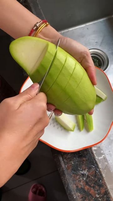 The process of slicing a young mango #shorts