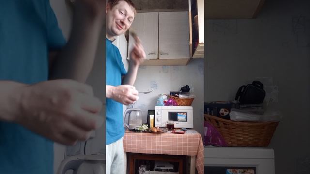 Готовлю очень вкусный хот дог.Сделал по своему рецепту . Получилось очень вкусно .