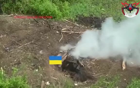 Неудачное тушение пожара для боевика. Укроп пытался потушить загоревшийся опорник. К нему поспеши...