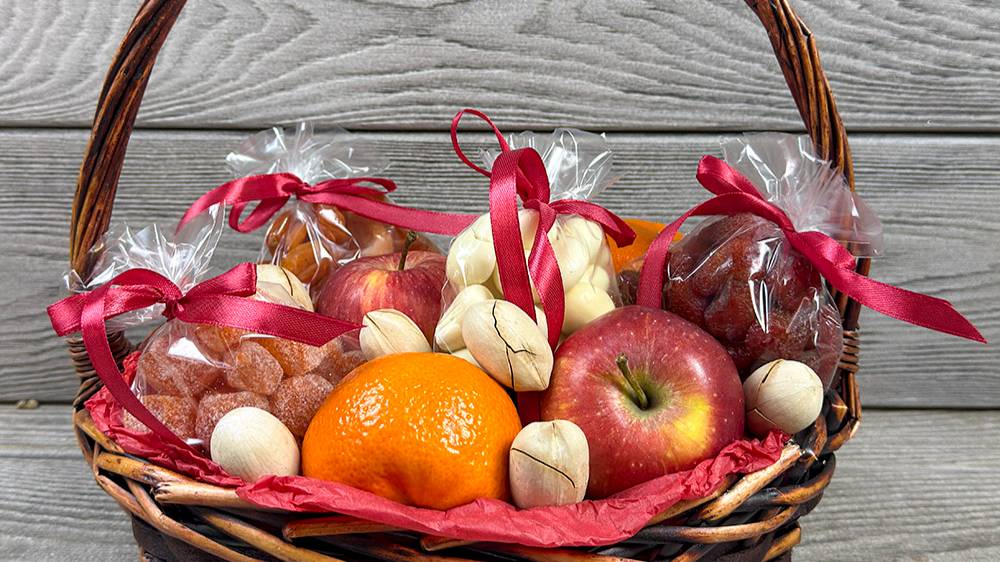 Подарочная корзина с фруктами «Полезные вкусняшки»