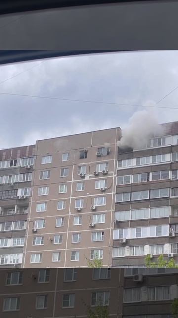 🔥На Ярославском шоссе в квартире дома 28 пожар — из окон вырывается густой дым🔥