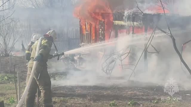 Пожарные МЧС России защищают от огня дачное товарищество в Самарской области