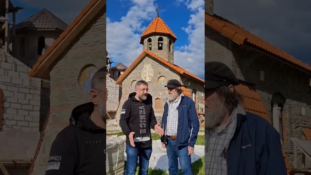 О. Фёдор Конюхов и Павел Гончаров у храма прп. Гавриила Самтаврийского в деревне Фёдора Конюхова