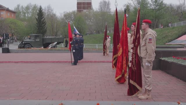 Екатеринбург, площадь Обороны, 6.05.2025. Возложение цветов к монументу "Седой Урал".