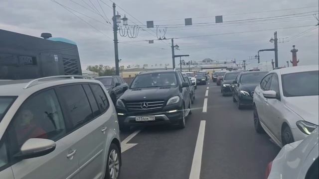 ФУРА ЗАСТОПОРИЛА ПРОЕЗД НА ДВОРЦОВОМ МОСТУ