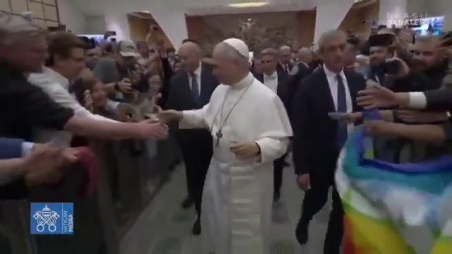 ⚡️Папа Лев XIV увидел радужный флаг, но демонстративно отвернулся и проигнорировал его