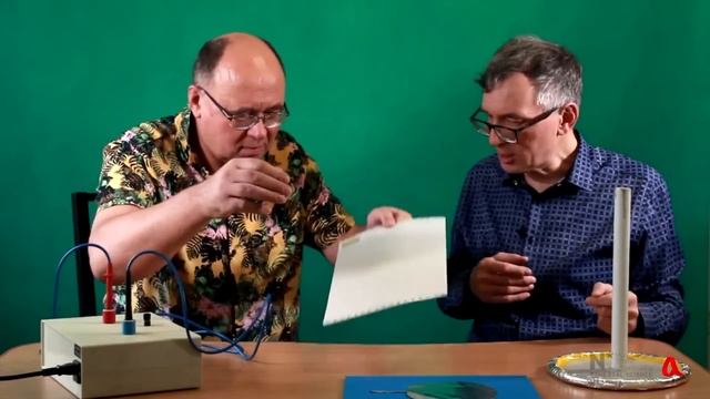 Где хранится заряд в конденсаторе?