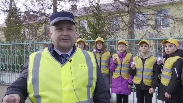 Пешеходам раздали фонарики в рамках акции 'Стань заме?