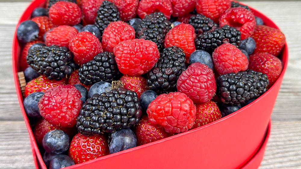 Композиция с ягодами «Сердце для любимой»