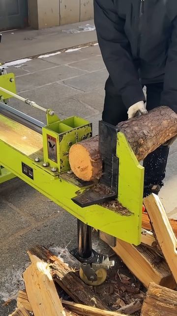The wood cutting tool uses a hydraulic engine #shorts