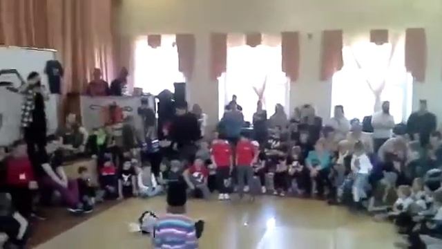 Это мой друг танцует брейк данс! Я просто в афиге!!!!!!